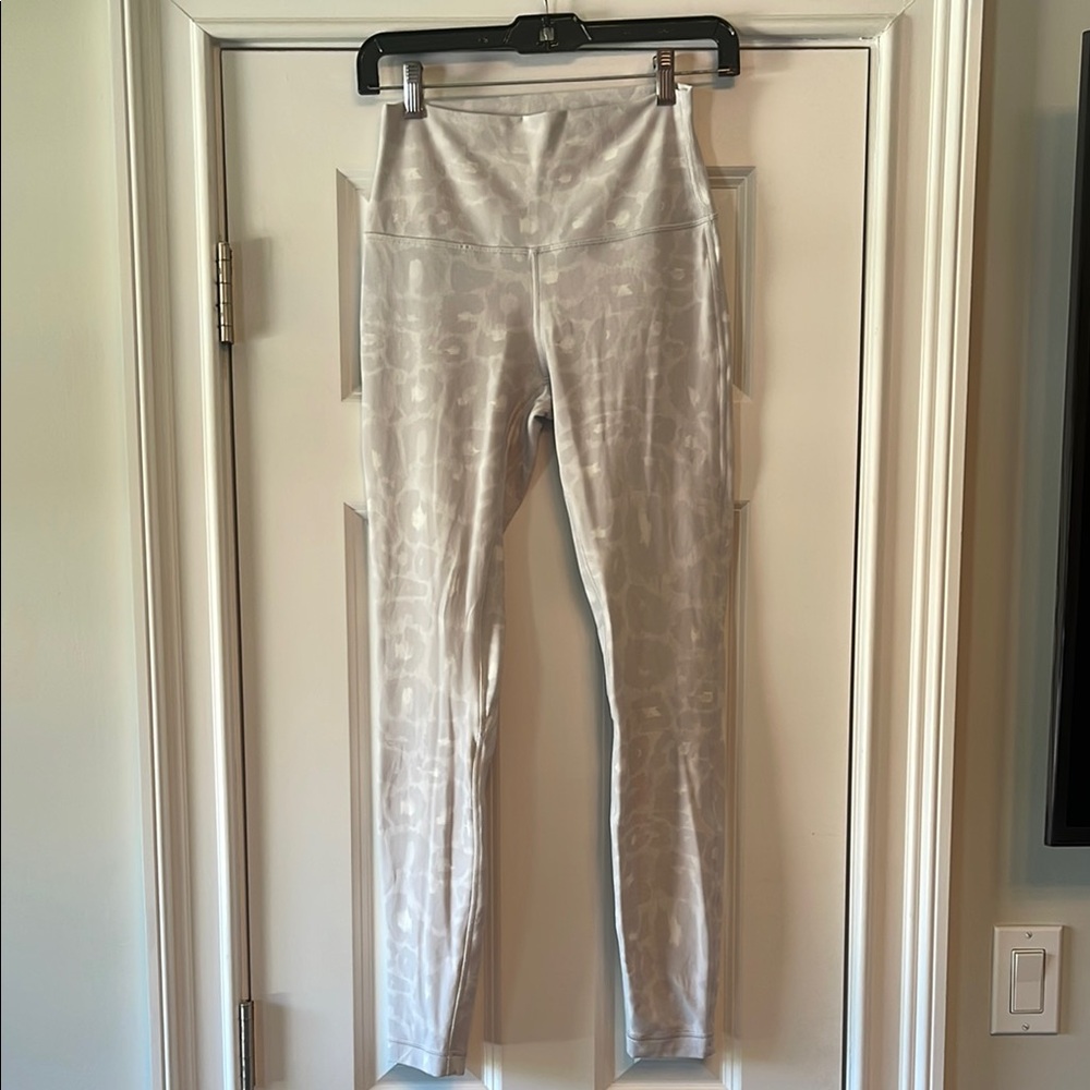 Lululemon White Spotted Leopard Print Workout Leggings- Size Small/6